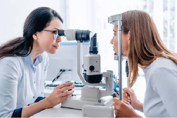 Book a Professional Eye Test in Manchester with Robin Hall Opticians